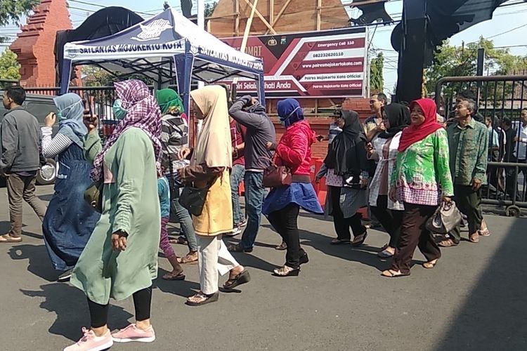 Puluhan orang mendatangi Mapolres Mojokerto Kota untuk melaporkan tiga pimpinan PT RHS Bisham, atas dugaan penipuan lewat investasi, Selasa (3/9/2019).