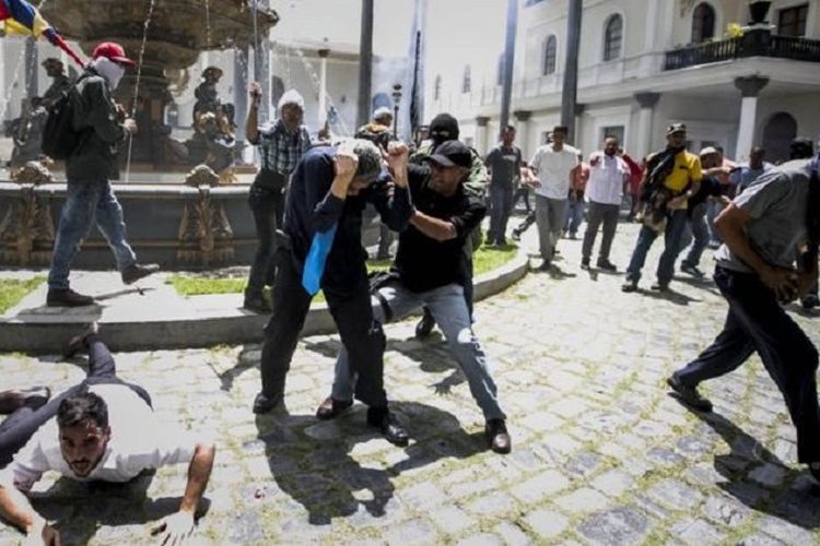 Para pendukung pemerintah Presiden Venezuela, Nicolas Maduro, menyerbu masuk gedung parlemen nefara itu dan memukuli anggota DPR, Rabu (5/7/2017).
