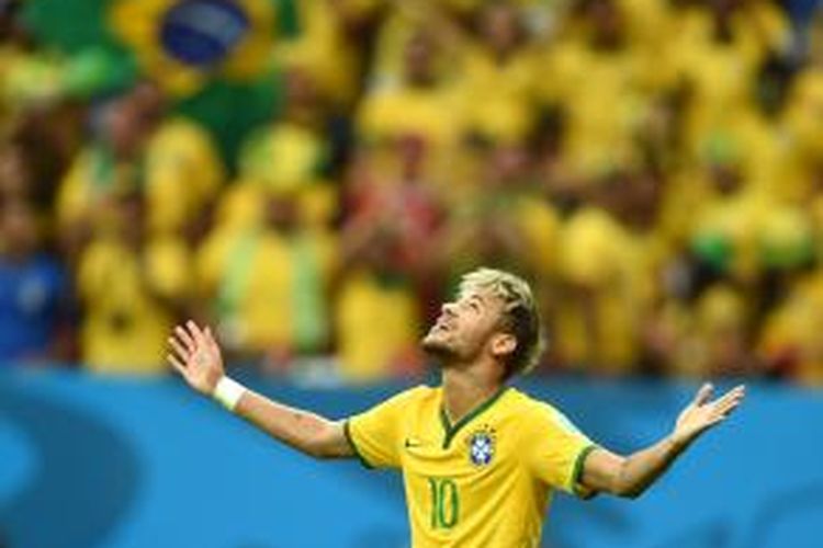 Penyerang Brasil, Neymar, merayakan salah satu dari dua golnya ke gawang Kamerun, pada pertandingan terakhir Grup A Piala Dunia, di Estadio Nacional, Brasilia, Senin (23/6/2014).