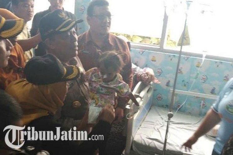 Bupati Fadeli bersama anggota Forkopimda saat menjenguk penderita gizi buruk, Meilani Alfira Damayanti anak keluarga miskin yang dirawat di RSUD dr Soegiri Lamongan, Selasa (14/1/2020) Sumber:surya/Hanif Manshuri