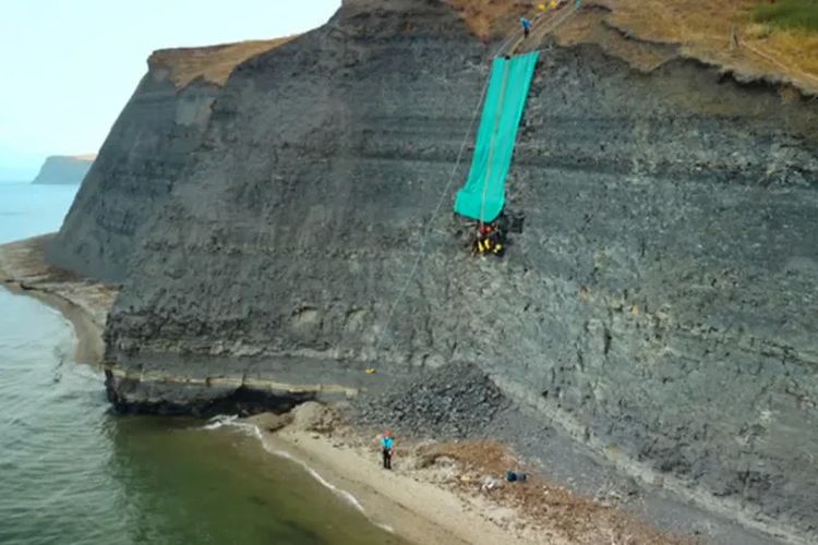 Seluruh penggalian dilakukan dengan tali tinggi di atas pantai Dorset.