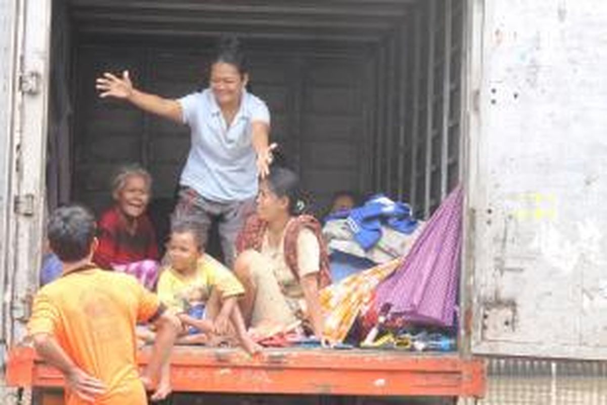 Pengungsi Kampung Sepatan mengungsi di peti kemas.