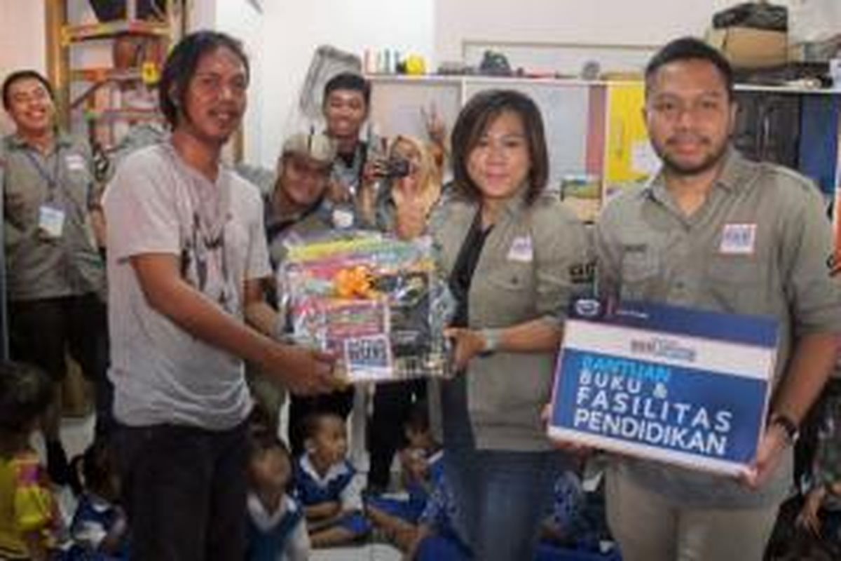 Datsun Risers berbagi dengan anak-anak di Makassar