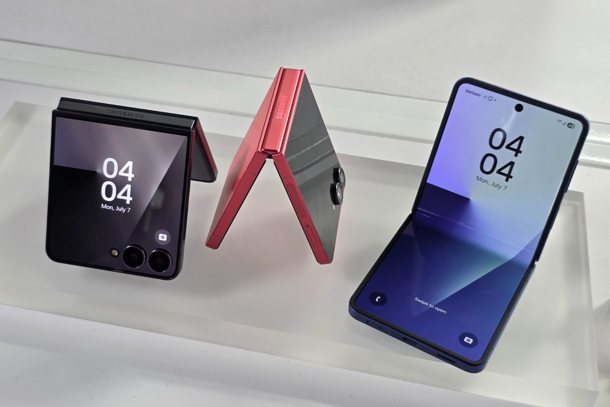 Samsung Galaxy Z Flip 7 tersedia dalam pilihan warna Blue Shadow, Jet Black, dan Coral Red. Serta satu warna eksklusif untuk pembelian online yakni Mint.
