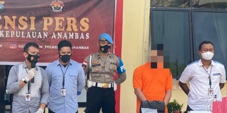 Berawal dari laporan masyarakat dan hasil penyelidikan, Satuan Reskrim Polres Kepulauan Anambas berhasil mengamankan seorang penyedia jasa pekerja seks komersial (PSK) secara online di Kabupate Kepulauan Anambas sekitar pukul 23.30 WIB, Jumat (20/8/2021).