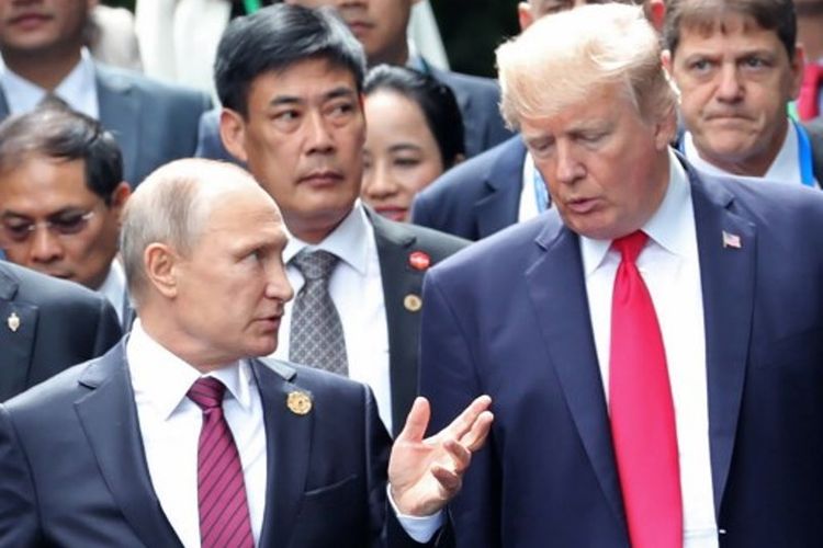Presiden AS Donald Trump (kanan) bersama Presiden Rusia Vladimir Putin saat menghadiri konferensi APEC di Danang, Vietnam.