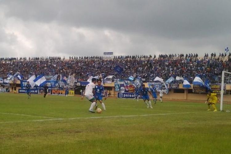 PSIS Semarang  (biru), saat mendapat serangan balik Persik Kendal. Kompas.Com / Slamet Priyatin 