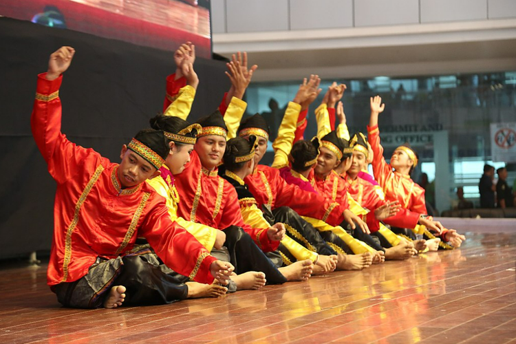 Pementasan Tari Indang atau Tari Dindin Badindin.