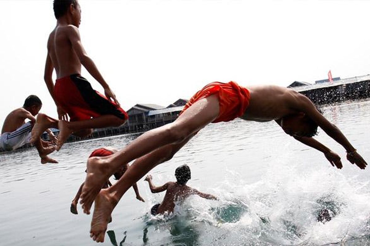 Anak-anak Suku Bajo tidak bisa lepas dari kehidupan di laut.