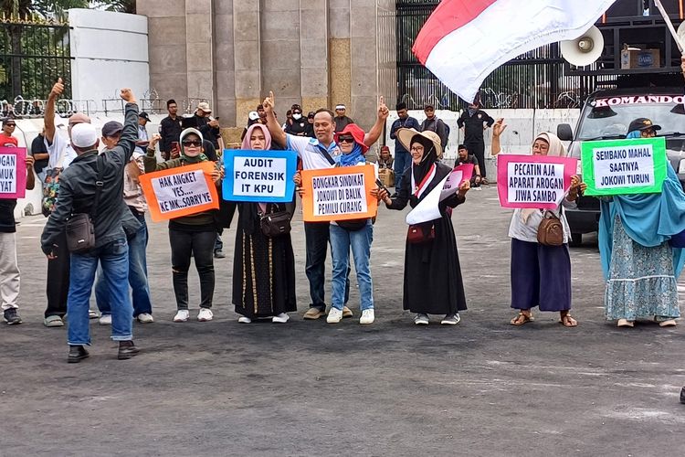 Sejumlah emak-emak menyampaikan unjuk rasa di depan Gedung DPR/MPR RI, Jalan Gatot Subroto, Gelora, Tanah Abang, Jakarta Selatan, Jumat (8/3/2024). 