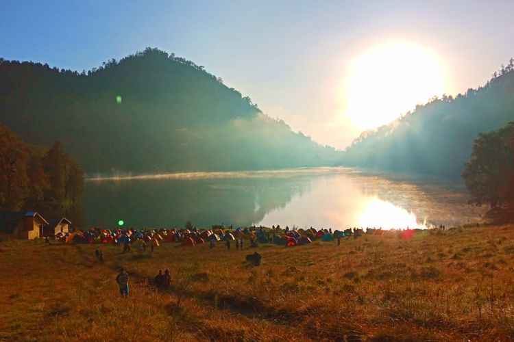 Eksotika Ranu Kumbolo yang dipenuhi kemah para pendaki Gunung Semeru, Sabtu (7/4/2018).