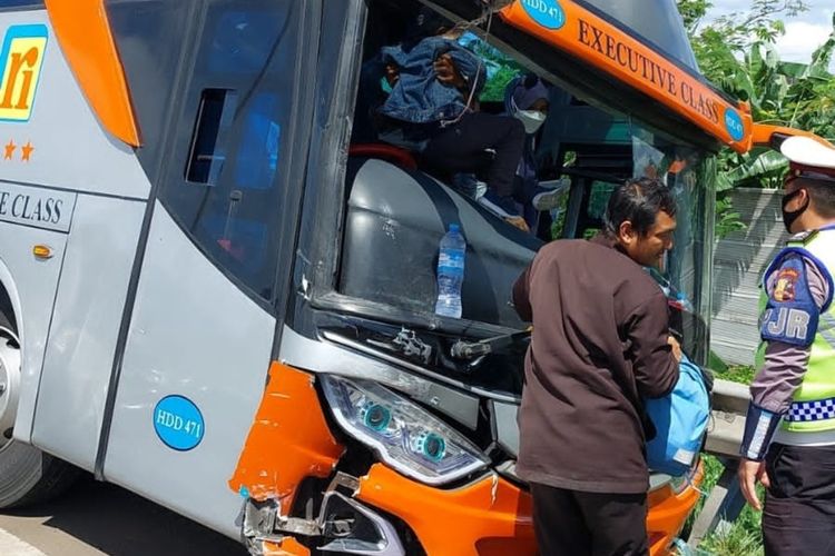 Bus Angkut Tabrak Tiga Kendaraan Pemudik di Dekat Gerbang Tol Merak