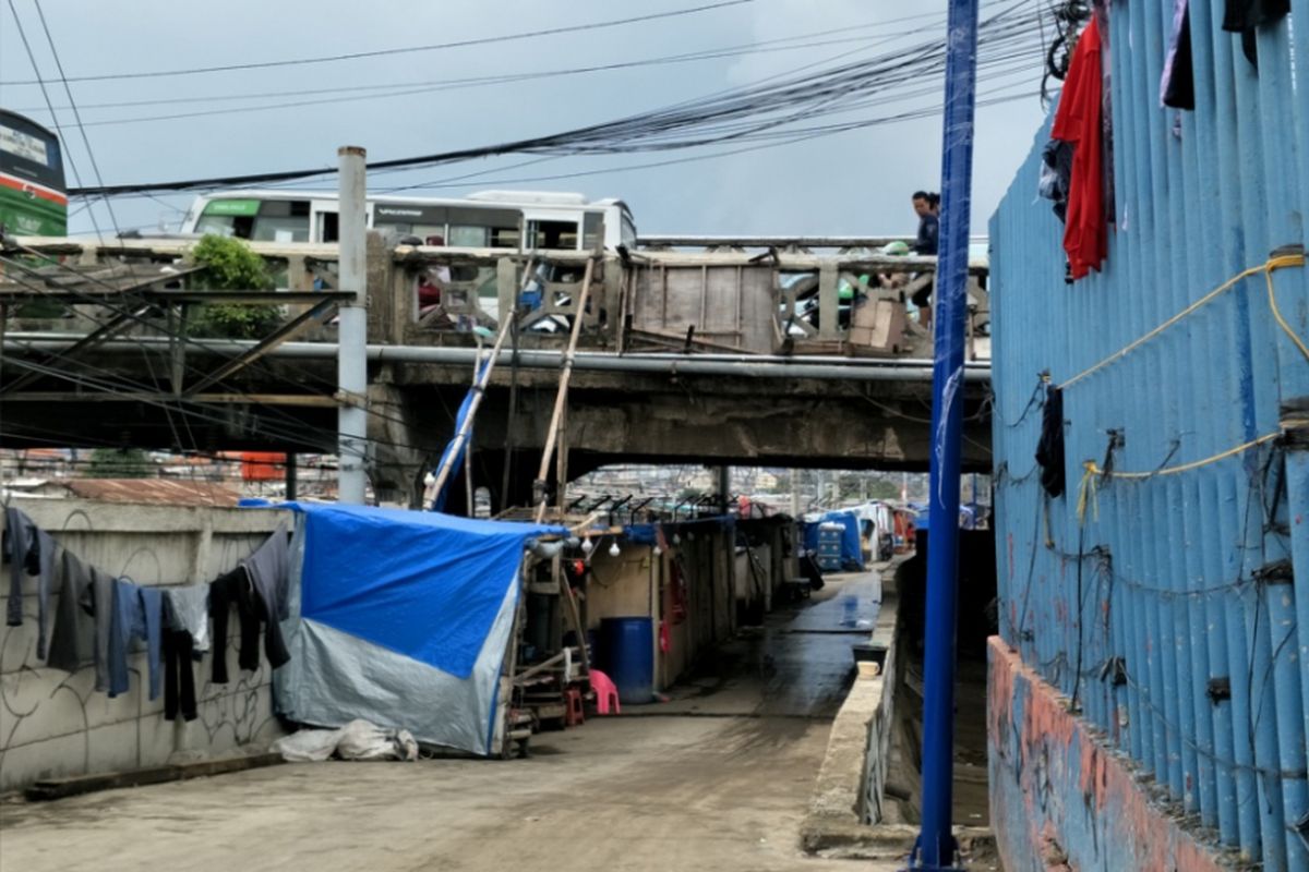 Bedeng dari triplek bermunculan di jalan inspeksi menuju Tanah Abang hingga menutupi setengah badan jalan, Kamis (9/11/2017).