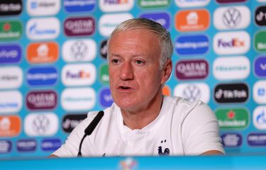 MUENCHEN, JERMAN - Dalam foto yang disediakan oleh UEFA ini, Didier Deschamps, pelatih Perancis, berbicara kepada jurnalis pada sesi konferensi pers jelang laga Grup F Euro 2020 antara Perancis vs Jerman di Fussball Arena Muenchen, 14 Juni 2021. 