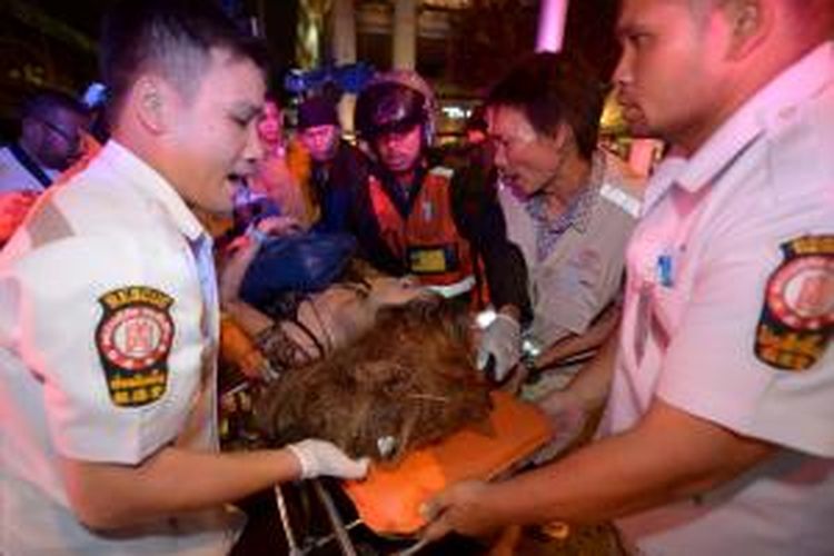 Paramedis segera menolong korban luka akibat ledakan bom di dekat Kuil Erawan, pusat Kota Bangkok, Senin (17/8/2015) malam.