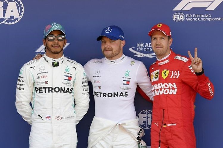 Lewis Hamilton, Valtteri Bottas, dan Sebastian Vettel berpose seusai sesi kualifikasi GP Spanyol di Sirkuit Catalunya, 11 Mei 2019. 