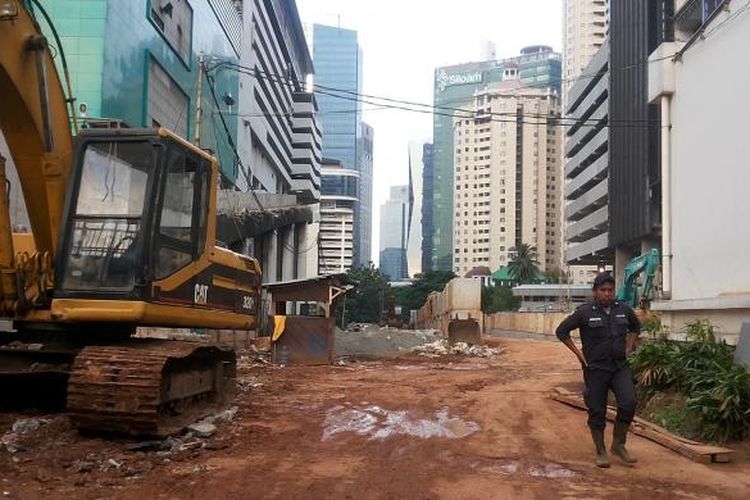 Situasi di lokasi pembangunan jalan tembus yang menghubungkan Jalan Garnisun, tepatnya belakang kampus Universitas Atmajaya dan Jalan Gatot Subroto, tepatnya di seberang Mapolda Metro Jaya, Kamis (26/1/2017)