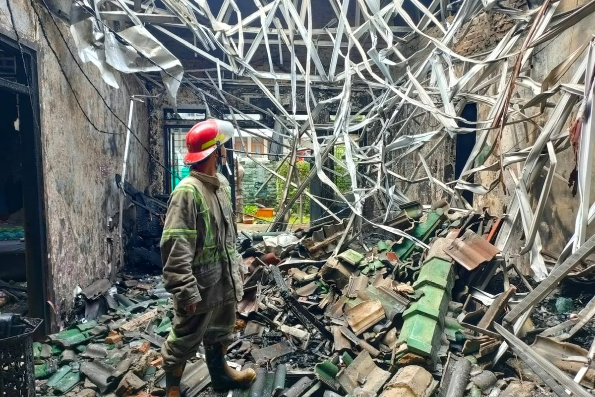 Sebuah rumah di Perum Pondok Cibubur, Cisalak, Cimanggis, Kota Depok, Jawa Barat hangus terbakar pada Senin (1/11/2021) pagi.