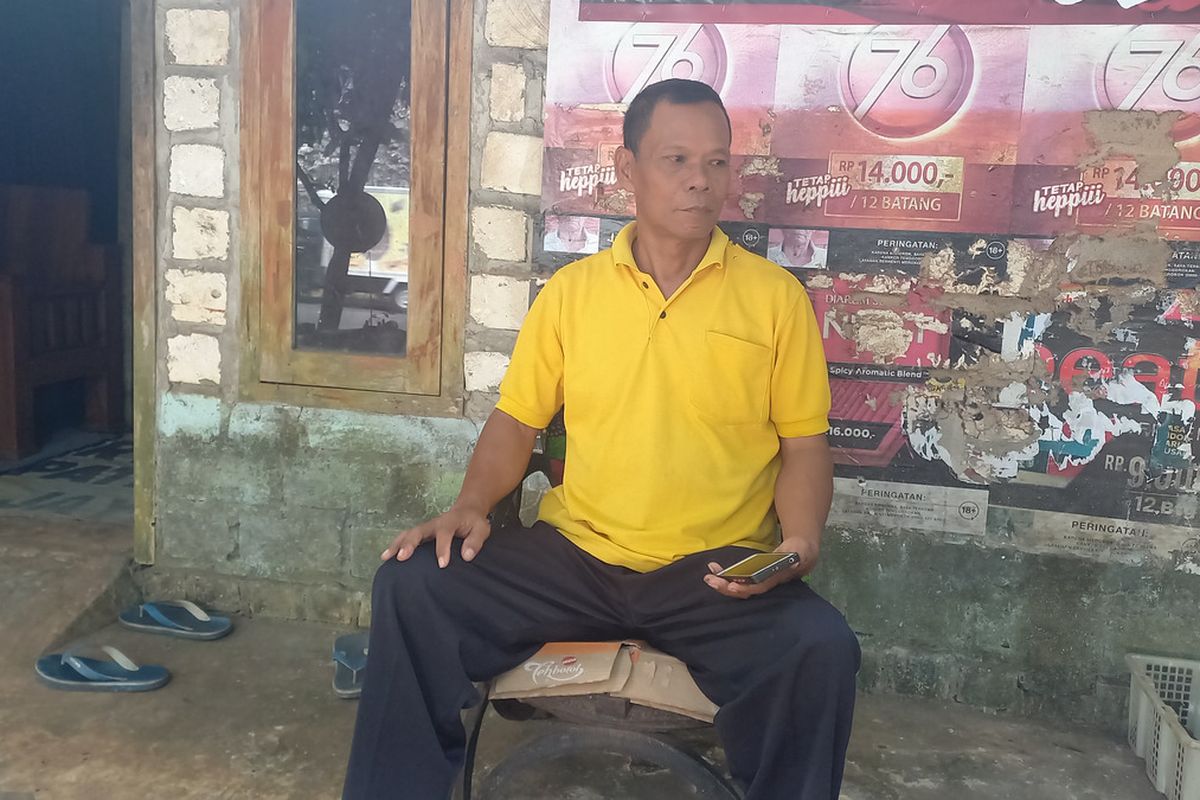 Mbah Salmo (62), Warga Desa Guwoterus, Kecamatan Montong, Kabupaten Tuban, Jawa Timur, dilaporkan polisi oleh Kadesnya gara-gara mengeluh tidak mendapatkan bantuan sosial dari pemerintah di media sosial. Kamis (14/7/2022).