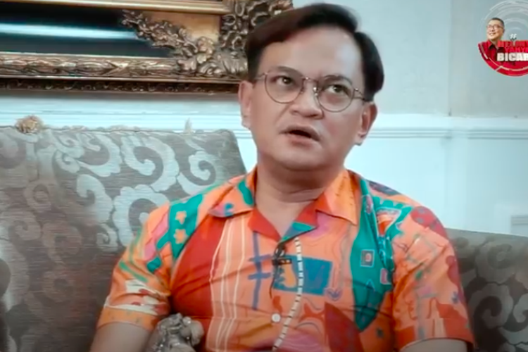 Hedi Yunus saat berbincang dengan Helmy Yahya