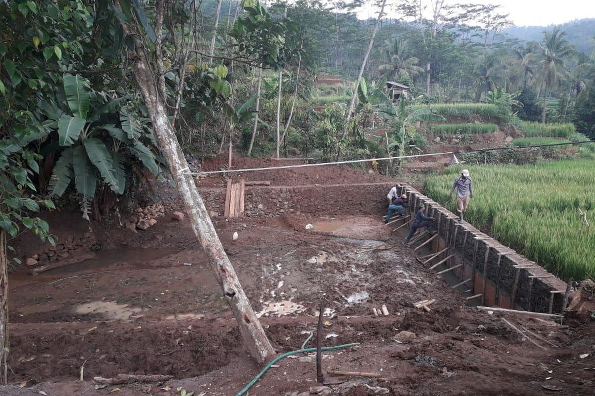 Beberapa petani tampak sedang membangun indrastruktur air.