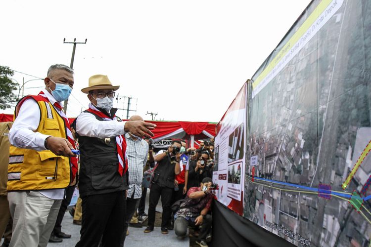 Gubernur Jawa Barat Ridwan Kamil (kanan) melihat pemetaan jalan saat tinjau proyek underpass di Jalan Dewi Sartika, Depok, Jawa Barat, Senin (14/2/2022). Kunjungan Gubernur Jawa Barat tersebut dalam rangka menghadiri 'ground breaking' proyek pembangunan underpass jalan Dewi Sartika sepanjang 470 meter yang rencananya akan selesai pada akhir 2022.