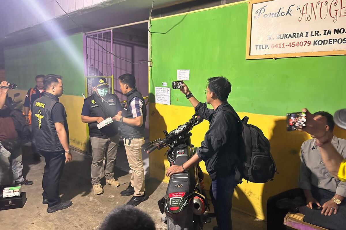 Polisi yang melakukan olah TKP di lokasi aborsi di Jalan Sukaria, Kecamatan Panakkukang, Kota Makassar, Sulsel, Selasa (5/3/2024).