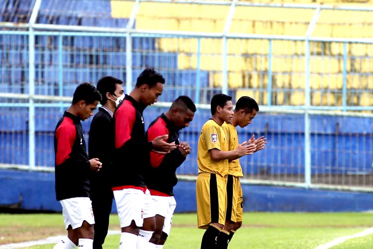 Pemain Bhayangkara Solo FC Evan Dimas berdoa sebelum melawan Borneo FC Hendro Siswanto saat babak penyisihan grup B Piala Menpora 2021 yang berakhir dengen skor 1-0 di Stadion Kanjuruhan Kabupaten Malang, Jawa Timur, Senin (22/03/2021) sore.