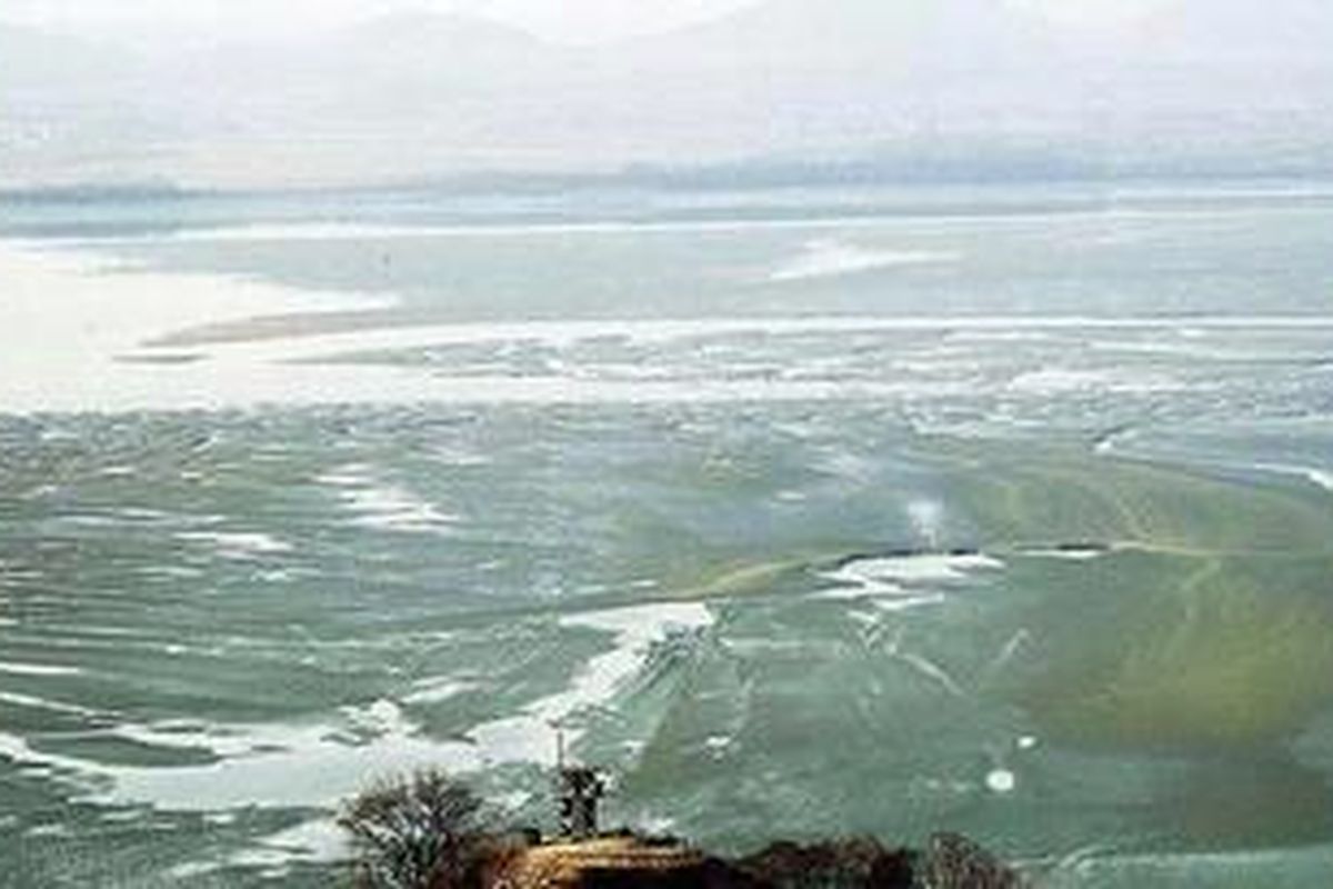 Sebuah pemandangan dari pos militer Korea Selatan di tempat pengawasan Tong-il di desa perbatasan Panmunjom, wilayah demiliterisasi di Paju, Korea Selatan, Selasa (21/12/2010). 