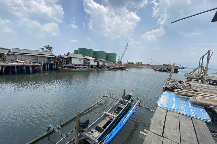 Perairan dangkal yang menjadi akses di perkampungan nelayan di Pantai Karang Jaya, Bandar Lampung, Sabtu (16/9/2023). Perairan ini terancam ditimbun total jika reklamasi terjadi.
