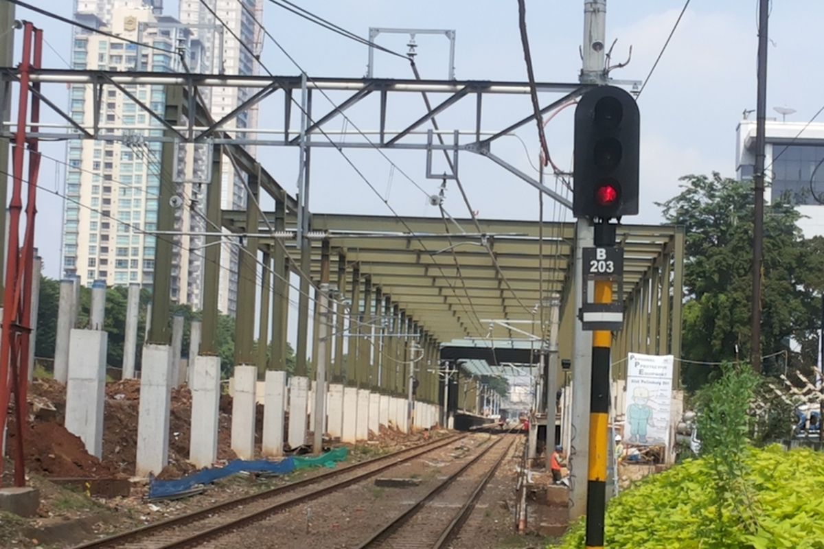 Lokasi proyek pembangunan Stasiun Sudirman Baru di kawasan Dukuh Atas, Jakarta Pusat. Stasiun Sudirman Baru adalah salah satu stasiun yang nantinya akan melayani pemberangkatan kereta Bandara Internasional Soekarno-Hatta. Lokasinya sendiri berada tak jauh dari Stasiun Sudirman yang melayani pemberangkatan KRL commuter line. Nantinya akan ada akses penghubung antara Stasiun Sudirman lama dengan Stasiun Sudirman Baru.