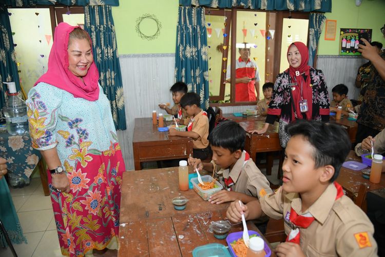 Wali kota Semarang, Hevearita Gunaryanti Rahayu atau Mbak Ita terlihat tersenyum bahagia melihat siswa-siswi Sekolah Dasar Negeri (SDN) Sumurboto 01 menyantap makan siang bergizi yang dibuatkan, Kamis (29/8/2024).