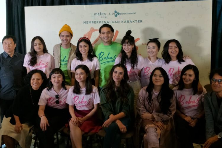 Mira Lesmana dan Riri Riza bersama para pemain film Bebas dalam jumpa pers perkenalan tokoh film Bebas di kawasan Antasari, Jakarta Selatan, Jumat (10/5/2019).