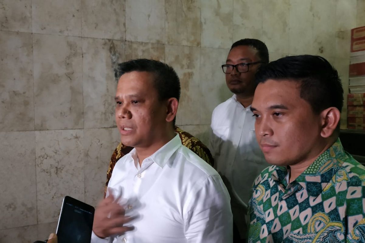 Bendahara Persatuan Sepakbola Seluruh Indonesia (PSSI) Berlinton Siahaan diperiksa selama sembilan jam oleh penyidik Satgas Antimafia Bola   di Mapolda Metro Jaya. Berlinton diperiksa terkait pengembangan laporan dugaan tindak pidana penipuan yang diajukan Manajer Persibara Banjarnegara Lasmi Indaryani dengan terlapor mantan anggota Komite Wasit PSSI Priyanto beserta anaknya, Anik Yuni Sari, Senin (14/1/2019).