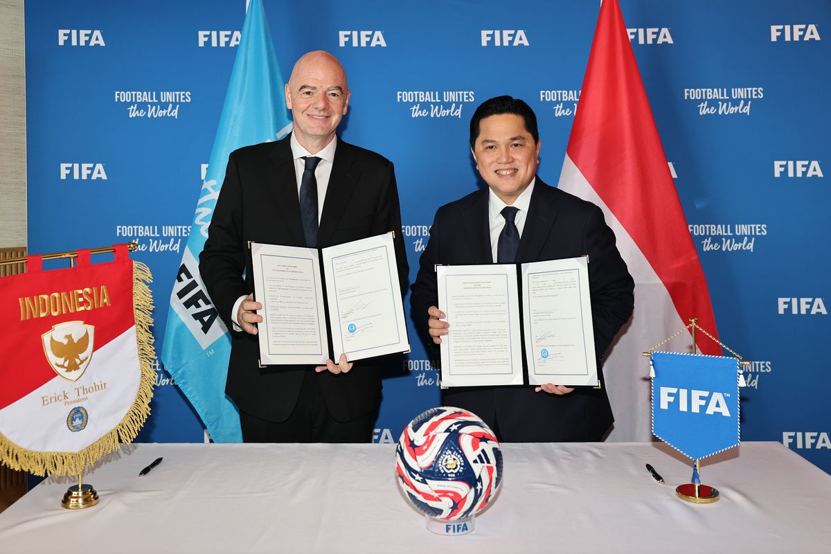 Presiden FIFA Gianni Infantino dan Presiden Persatuan Sepak Bola Indonesia (PSSI) Erick Thorir saat upacara penandatanganan pada 17 Juni 2025 di Miami, Florida.