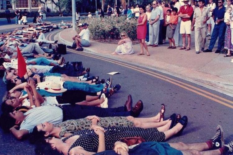 Warga di Darwin (Australia) berbaring di jalan untuk menggambarkan peristiwa Santa Cruz di Dili tahun 1991.