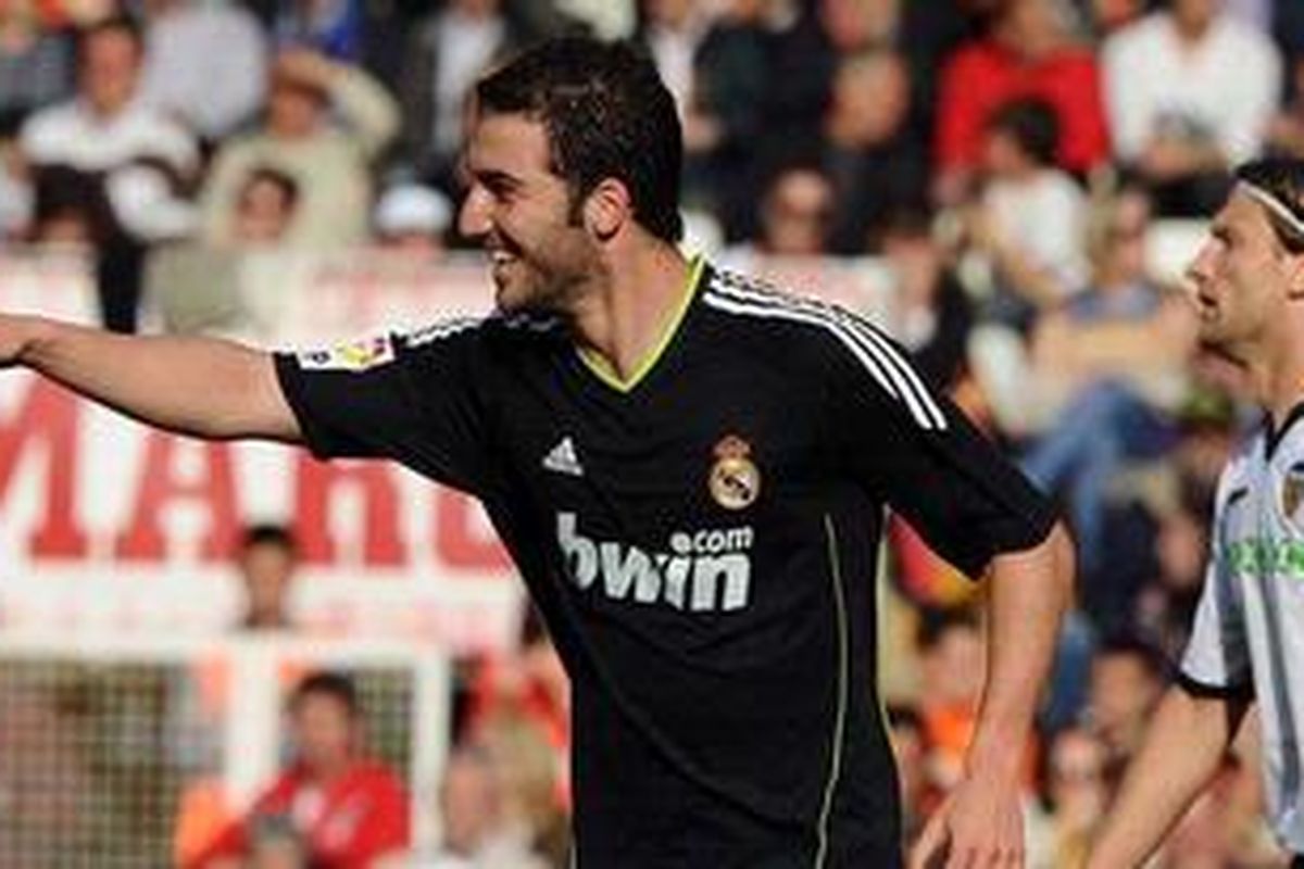Penyerang Real Madrid, Gonzalo Higuain, mencetak tiga gol yang ikut menentukan kemenangan Real Madrid 6-3 atas Valencia, dalam lanjutan Liga BBVA, Sabtu (23/4/2011).