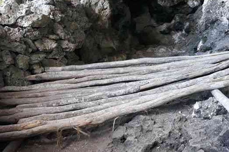 Susunan kayu yang digunakan sebagai bale untuk istirahan Wona Kaka dan pasukannya.