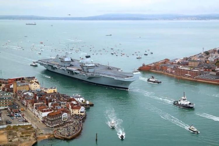 Kapal induk HMS Queen Elizabeth milik Inggris, yang bernilai 3,1 miliar poundsterling atau Rp 56,3 triliun. (The Guardian).
