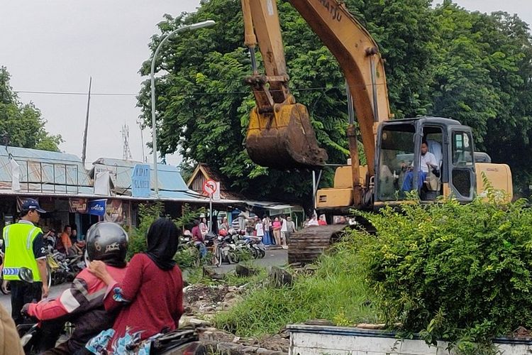 Alat berat diterjunkan untuk membongkar lapak pedagang di kawasan Stasiun Kota Tegal, Senin (2/3/2020)