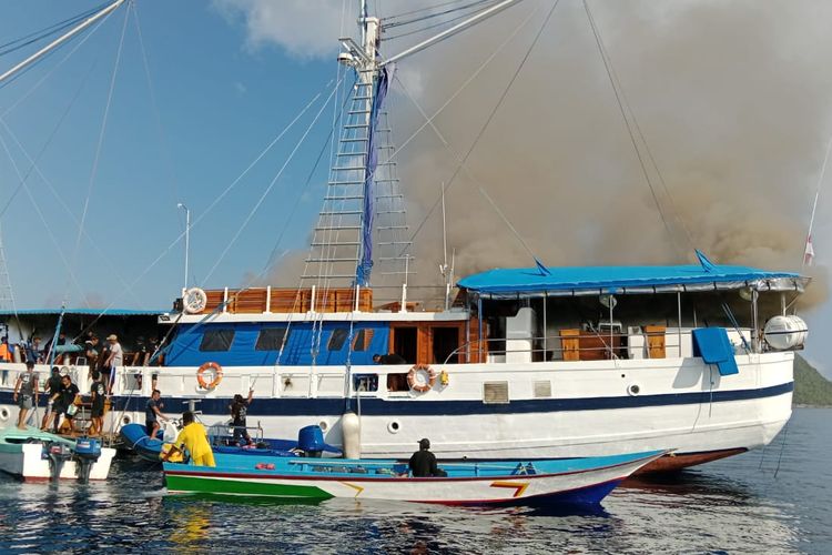 Kapal Turis Terbakar di Perairan Raja Ampat