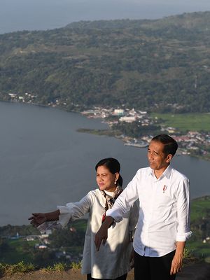 Presiden Joko Widodo (kanan) didampingi Ibu Negara Iriana Joko Widodo mengunjungi kawasan Sipinsur Geosite di Kabupaten Humbang Hasundutan (Humbahas), Sumatera Utara, Senin (29/7/2019). Kawasan hutan pinus itu berada di ketinggian 1.213 meter di atas permukaan laut serta memiliki luas sekitar dua hektar dan diharapkan dapat menjadi tempat wisata keluarga dan milenials untuk menikmati pemandangan Danau Toba.