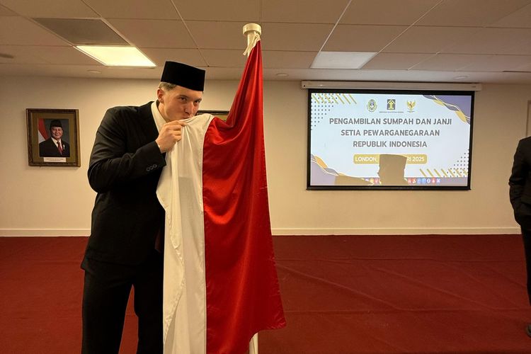 Pemain diaspora Timnas Indonesia, Ole Romeny, resmi menjadi Warga Negara Indonesia (WNI) usai menjalani sumpah di London, Inggris, pada Sabtu (8/2/2025) sore hari WIB.