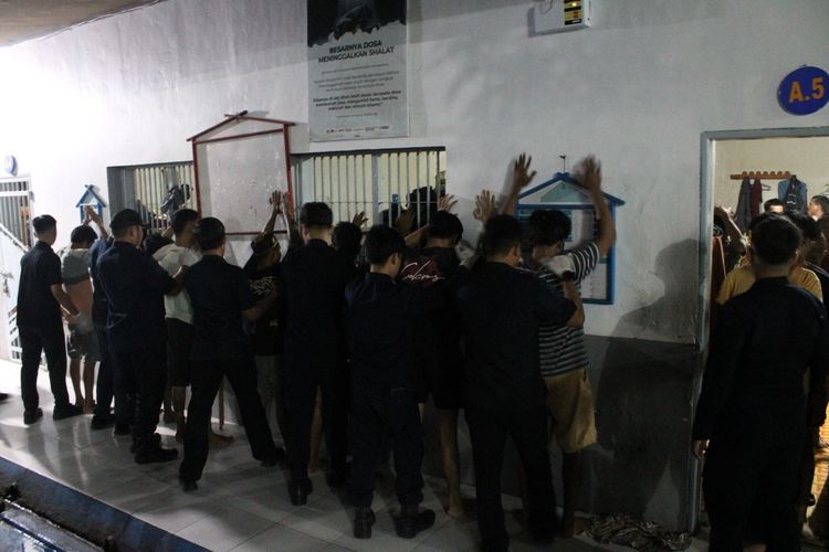 Razia Jelang Idul Fitri, Petugas Lapas Palopo Temukan Pisau Rakitan hingga Potongan Besi