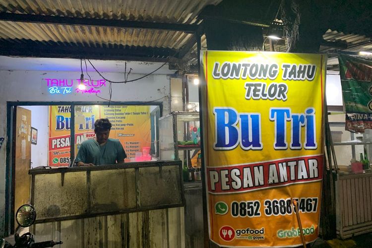 WARUNG BU TRI--Warung Bu Tri menjadi salah satu warung lontong tahu telur yang terkenal di Kota Madiun, Jawa Timur.    