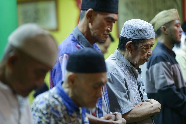 Jemaah tengah melaksanakan shalat di Masjid Lautze, Jakarta Pusat, Minggu (15/4/2023).  Masjid bergaya arsitektur China ini menjadi wadah warga keturunan Tionghoa untuk belajar dan memeluk agama Islam.