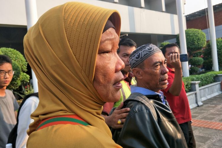 Keluarga korban mendatangi VIP Room Terminal 1B, Bandara Soekarno-Hatta (Soetta), Cengkareng, Tangerang yang hari ini, Senin (29/10/2018) digunakan sebagai crisis centre untuk keluarga korban peswat Lion Air yang jatuh pagi tadi.