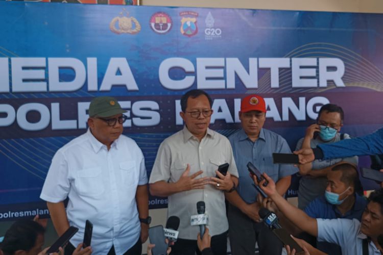 Komisioner Kompolnas, Albertus Wahyurudhanto konferensi pers di Mapolres Malang, Selasa (4/10/2022).