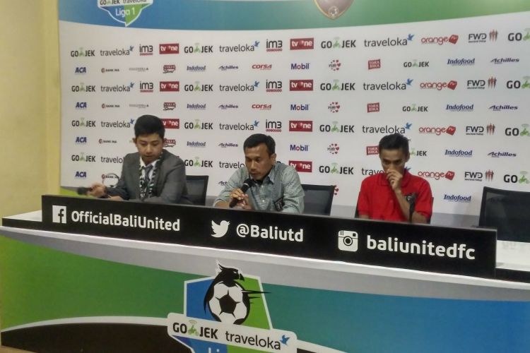 Pelatih Bali United Widodo C. Putro (tengah) saat memberikan keterangan pers usai anak asuhnya mengalahkan Persiba Balikpapan