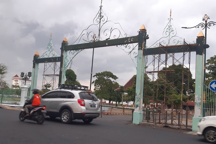 Tembok pagar Pura Mangkunegaran Solo, Jawa Tengah dicat, Selasa (22/11/2022).